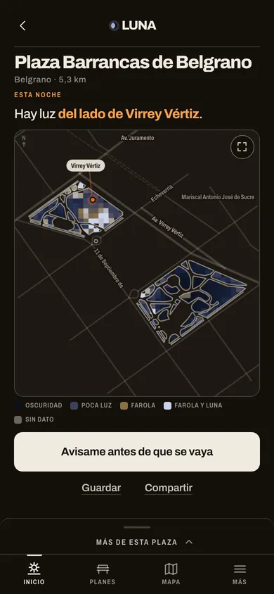 Captura de SOL de noche, en modo LUNA: el mapa oscuro de una plaza con las celdas de luz de las farolas.
